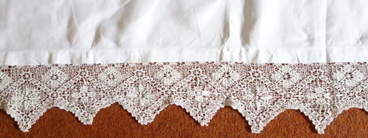 9268 Linen Altar Cloth Antique Maltese Lace